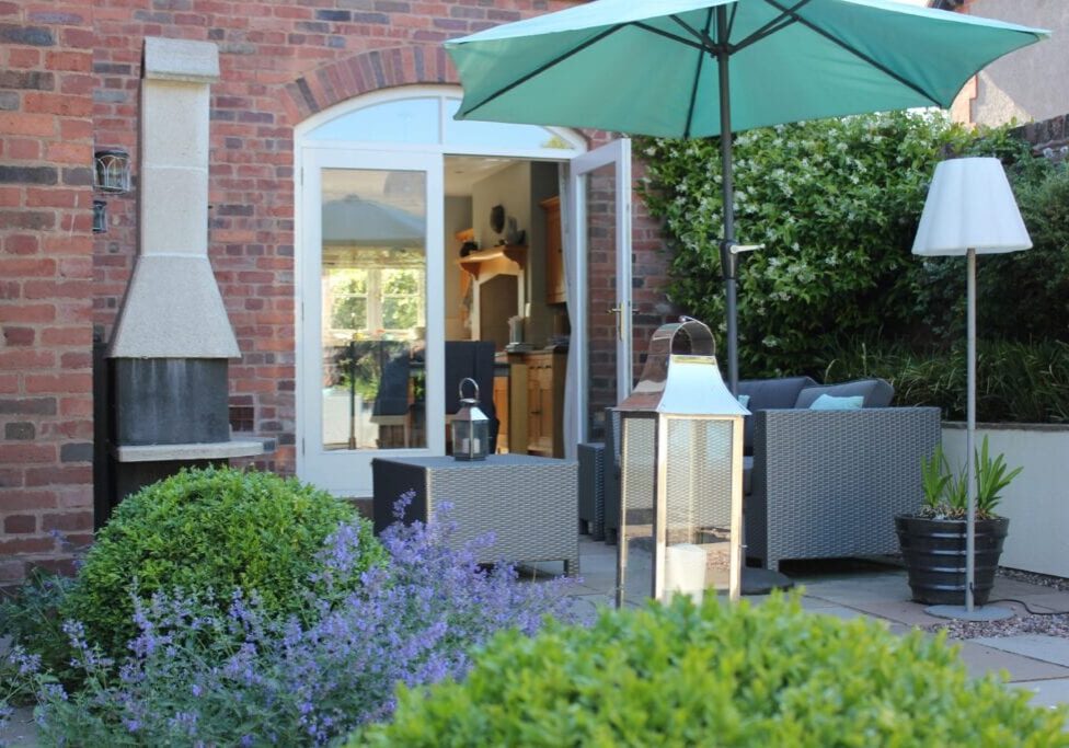 The Contemporary Cottage Courtyard - outdoor living